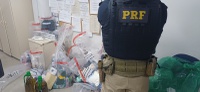 PRF apreende mercadorias estrangeiras e medicamentos irregulares na BR-116, em Barra Mansa (RJ)