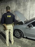 PRF recupera veículo clonado e prende homem com mandado de prisão na BR-101