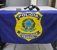 PRF impede roubo de motocicleta e prende dois suspeitos armados em Duque de Caxias