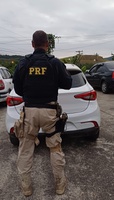 PRF recupera carro roubado e prende homem foragido na Região dos Lagos