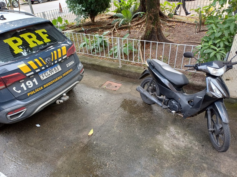 PRF recupera motoneta furtada na BR-101 em Itaguaí
