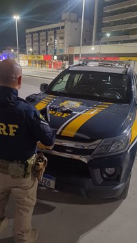 PRF recupera veículo roubado e apreende arma de fogo com numeração suprimida em Rio Bonito