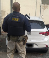 PRF recupera veículo roubado e prende motorista na Dutra