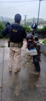Em Rio Bonito, PRF recupera motocicleta com sinais de adulteração na BR-101