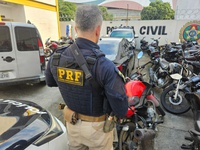 Motorista de aplicativo é flagrada com moto “clonada” na Dutra