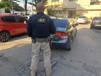 PRF recupera carro roubado na Baixada Fluminense