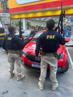 PRF recupera veículo furtado com sinais identificadores adulterados na BR-101, em São Gonçalo