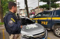 PRF apreende mil papelotes de cocaína em São João de Meriti