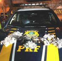 PRF apreende arma e drogas dentro de ônibus em Itaboraí