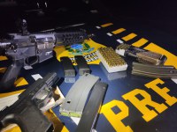 PRF apreende fuzil, pistola e munições em Mangaratiba/RJ