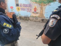 PRF e PM realizam operação conjunta na comunidade Furquim Mendes, em Jardim América/RJ