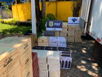 PRF e Receita Federal apreendem caixas de vinhos em Barra Mansa – RJ