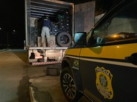 PRF apreende carga com 450 mil maços de cigarros contrabandeados