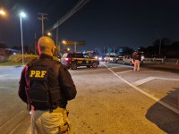 PRF e Receita Federal apreendem 1800 garrafas de uísque com indícios de falsificação em Itaperuna