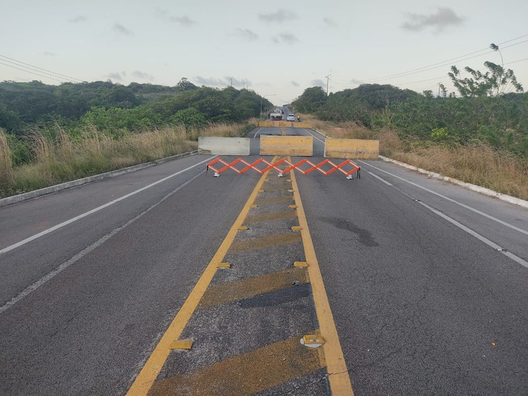 BR 101 Norte permanece totalmente interditada por cratera no município de Extremoz/RN