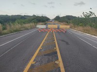 BR 101 Norte permanece totalmente interditada por cratera ao longo da rodovia no município de Extremoz/RN