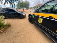 PRF recupera veículo furtado e prende homem em Caicó/RN