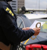 PRF prende dois foragidos da justiça na Região Metropolitana de Natal/RN