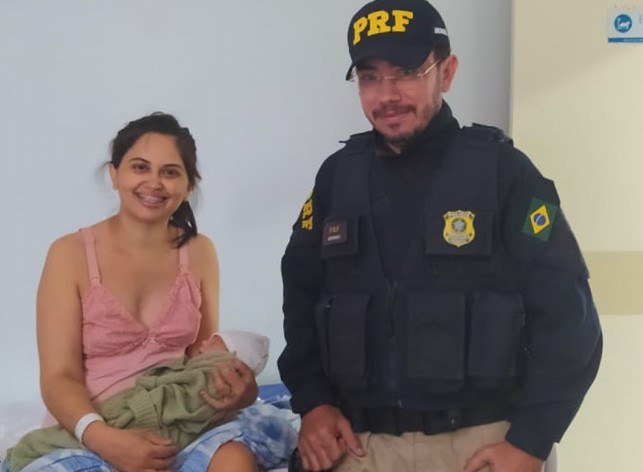 policial mãe e bebê editada.jpeg
