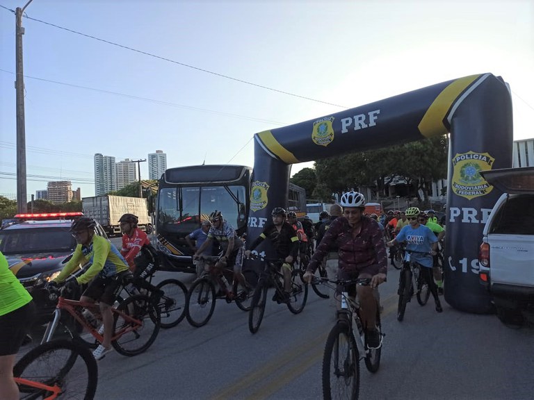PRF realiza passeio ciclístico em Natal/RN em parceria com a CPRE, Detran, STTU, SAMU e Cruz Vermelha