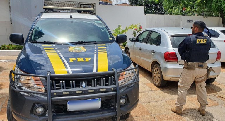 PRF recupera veículo em Mossoró e apreende arma de fogo em Natal/RN