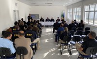 PRF realiza cerimônia de encerramento de curso de extensão promovido pela UFRN destinado a servidores da área de segurança pública em Natal/RN