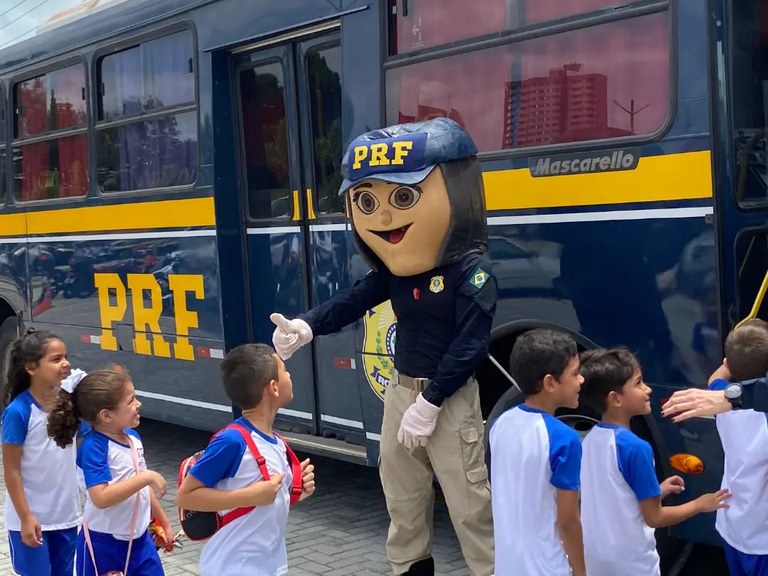 Projeto Educar 30.10.2023- joinha mascote cortado.jfif