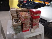 PRF apreende 45 quilos de cocaína e prende traficante em Macaíba/RN