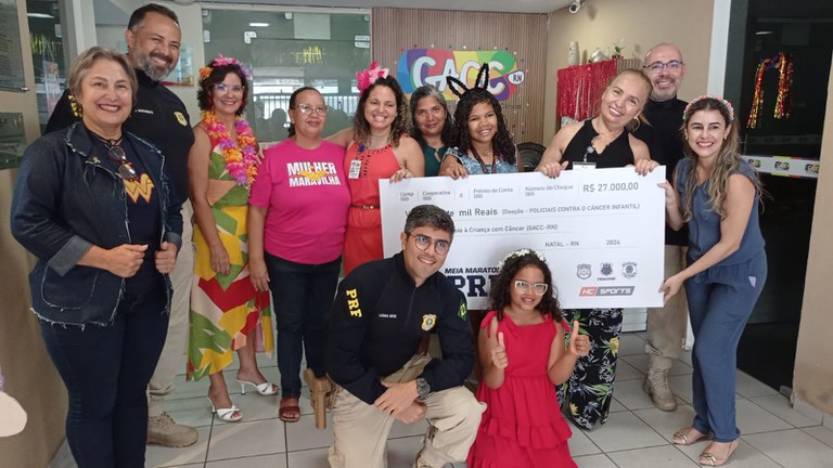 PRF e SINPRFRN realizam entrega de cheque de 27 mil reais para o GACC, em Natal/RN