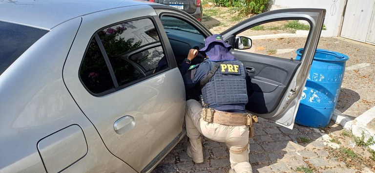 PRF prende homem e recupera veículo em Macaíba/RN