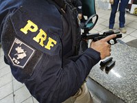 Dois homens são presos e um veículo recuperado pela PRF em Mossoró/RN