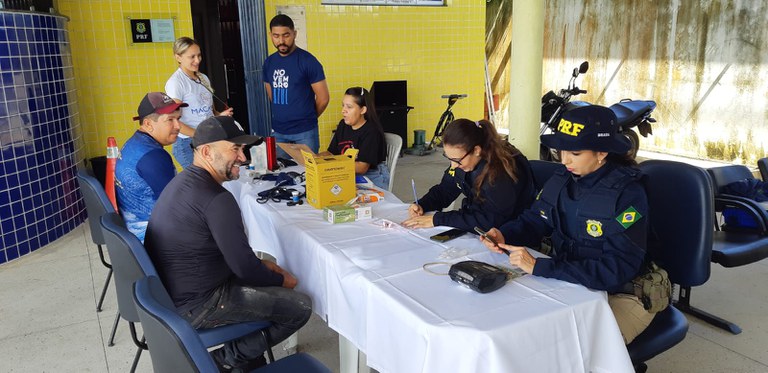 PRF realiza Comando de Saúde Preventivo para motoristas profissionais em Macaíba/RN