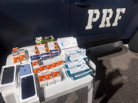 PRF apreende medicamentos e eletrônicos sem comprovação fiscal na BR-101 em Goianinha/RN