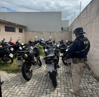 PRF prende homem armado com pistola 9mm e motocicleta clonada na BR-101 em Parnamirim/RN