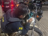 PRF recupera motocicleta adulterada e prende homem em Apodi/RN durante Operação Carnaval