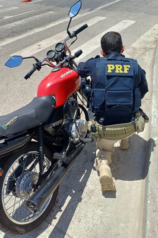 PRF prende homem e recupera motocicleta na BR-304, em Mossoró/RN