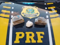 Maconha e cocaína encontradas posicionados em cima do capô de um viatura da PRF