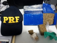 PRF apreende drogas e prende homem por tráfico na BR-406, em João Câmara/RN