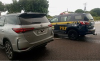 PRF recupera caminhonete furtada na Paraíba e prende condutor após tentativa de fuga em Parnamirim/RN