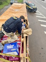 Carreta carregada com bebidas importadas ilegalmente é apreendida pela PRF