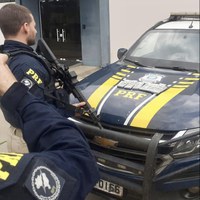 Milhares de dólares são encontrados pela PRF escondidos junto ao corpo de uma mulher