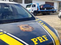 Após bater carro furtado, mulher embriagada é presa pela PRF