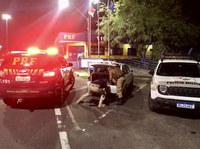 PRF apreende maconha  e prende traficante na BR 101