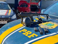 Casal com pistola adulterada para disparar rajadas é preso pela PRF