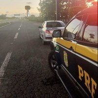 PRF prende receptadora e recupera carro roubado