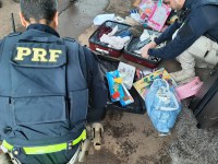 Mulher é presa pela PRF trazendo iPhones escondidos dentro de brinquedos