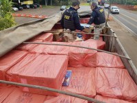 PRF apreende carreta carregada com cigarros e prende contrabandista em Lajeado/RS