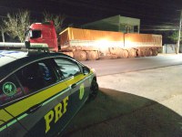 PRF apreende carreta carregada com cigarros paraguaios escondidos em carga de milho