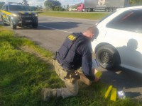 PRF prende dois homens após arremessarem droga pela janela do veículo