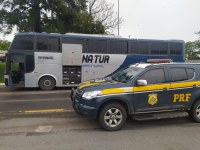 PRF apreende ônibus clonado carregado com cigarros contrabandeados em Rosário do Sul
